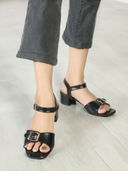 Black color option, Sold out, Currently selected