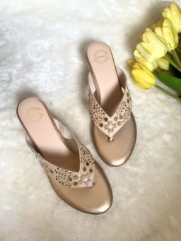 Modanta - Gota V-Strap Gold Wedges