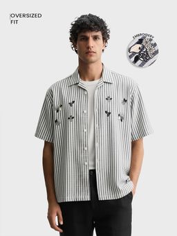 The Indian Garage Co - Black Men Oversized Fit Striped Cuban Collar Half Sleeves Shirt