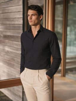 The Indian Garage Co - Black Men Slim Fit Solid Cutaway Collar Full Sleeves Shirt