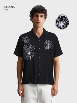 The Indian Garage Co - Black Men Relaxed Fit Embroidered Cuban Collar Half Sleeves Shirt