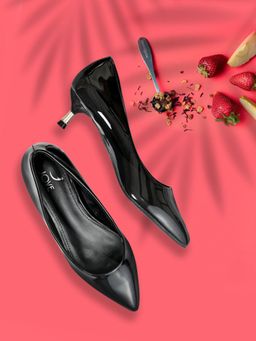 Jove - Women Black Solid Pumps
