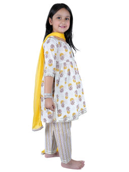 Pink Blue India - White Floral Kurta with Pant & Dupatta