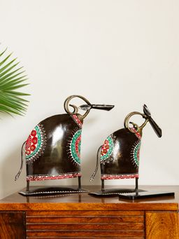 ExclusiveLane - 'Festive Oxen' Handpainted Decorative Showpieces (Set of 2, Iron, 10 Inch)