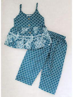 Woonie - This Woonie strappy top with pants-blue is a summer essential for your little girl. Tailored in the finest material, it features a round neck. Style it with fancy accessories to complete her look.