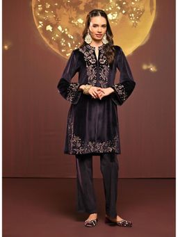 Lakshita - Purple Embroidered Velvet Kurta with Pant (Set of 2)