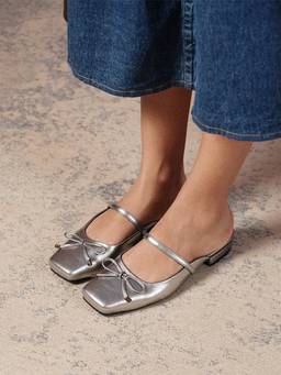 Theater - Women Quants Silver Square Toe Bow Detail Sandals