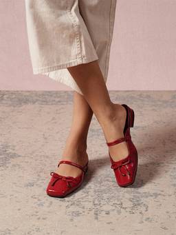 Theater - Women Quants Red Square Toe Bow Detail Sandals