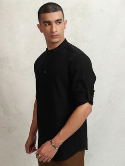 HIGHLANDER - Men Black Solid Casual Shirt