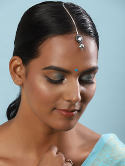 Ruby Raang Studio - Nai Fiza Neutraal Silver Pearl Embellished Maang Tikka