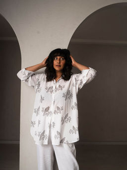 WHY SO BLUE - Avis White Printed Shirt