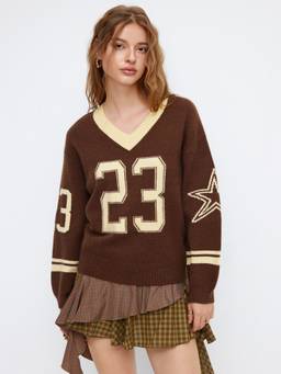 Cider - Knit 23 Women's Oversized V-Neck Graphic Top Brown