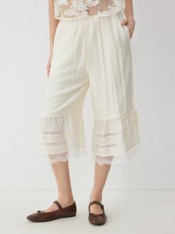 Cider - Textured Women's Mid-Rise Lace Panel Ruffle Hem Capris White