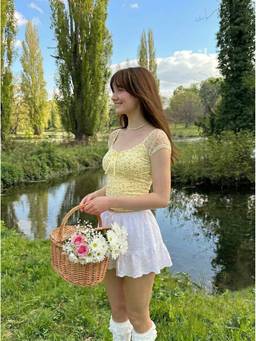 Cider - Ditsy Floral Women’s Knotted Scoop Neck Tee Yellow