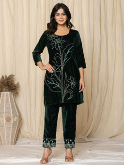 MEENA BAZAAR - Green Zari Neck Embroidered Velvet Co-Ord Set