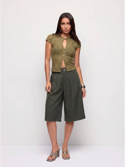 Cider - Women's Mid-Rise Pleated Wide-Leg Bermuda Shorts Green