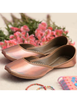 Coral Haze - Rose Gold Juttis With Rainbow Shimmer
