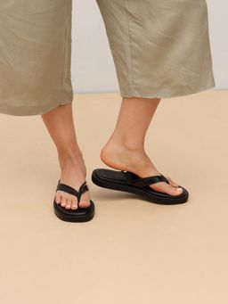 Pair ie Tales - Women V-Strap Slide Sandals - Black