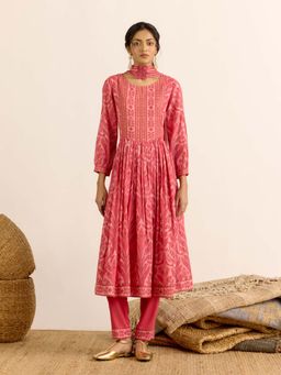 Aarke Ritu Kumar - Pink Floral Round Neck Kurta Pant with Dupatta