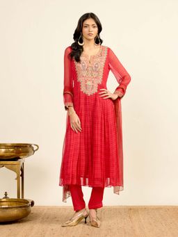 Aarke Ritu Kumar - Red Embroidered Round Neck Kurta Pant with Dupatta