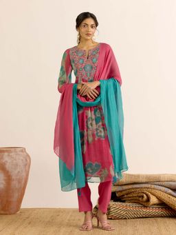 Aarke Ritu Kumar - Pink Embroidered Round Neck Kurta Pant with Dupatta