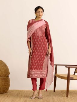 Aarke Ritu Kumar - Peach Floral Round Neck Kurta Pant with Dupatta