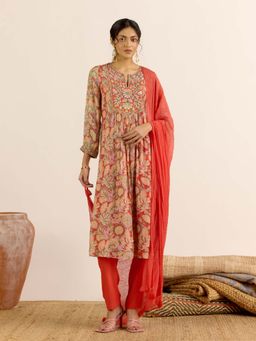 Aarke Ritu Kumar - Pink Floral Round Neck Kurta Pant with Dupatta