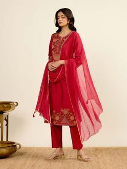 Aarke Ritu Kumar - Red Floral Round Neck Kurta Pant with Dupatta