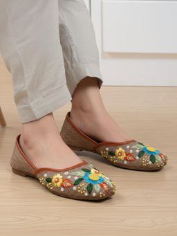 VYSTIQ - Women Beige Elegant Embroidered Ethnic Juttis