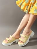 Yellow color option, Currently selected