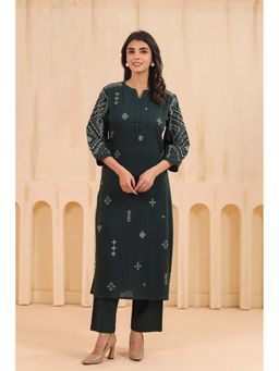 SAVI - Women Green Cotton Slub Embroidered Designer Kurta with Pant