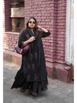 The Indian Ethnic Co. - Zeenat Black Dabu Slub Cotton Straight Kurta