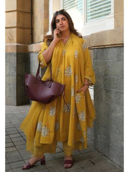The Indian Ethnic Co. - Sakhi Yellow Dabu Slub Cotton Kali Kurta