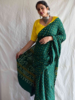 Sundarii - Hari Mirch Bandhani Printed Saree with Unstitched Blouse