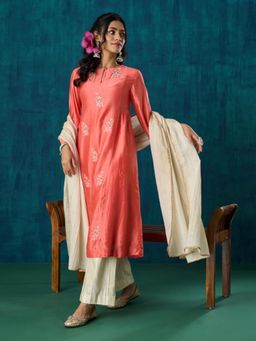 Mushio - Peach Floral Embroidery Kurta with Pant and Dupatta (Set of 3)