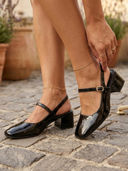 Black color option, Sold out, Currently selected
