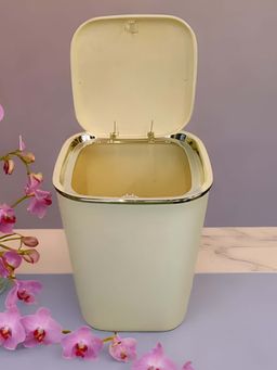 DecorTwist - Plastic Dustbin with Lid For Home