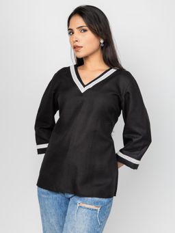 PRET PITAARA - Black V-Neck Top