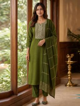 Aaghnya - Women Green Silk Blend Embroidered Kurta With Trouser And Dupatta