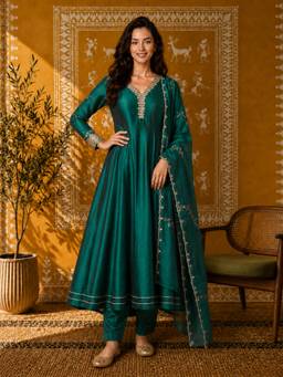Aaghnya - Women Green Vichitra Silk Embroidered Kurta With Trouser And Dupatta