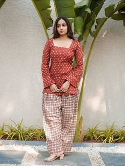 KRUTICO - Women Rose Red Cotton Kurta with Checked Farshi Salwar