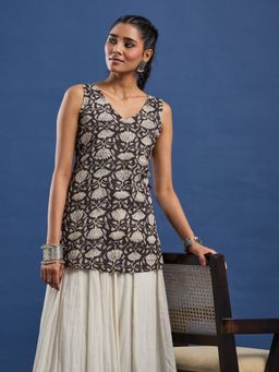 Sufiza Lifestyle - Black Floral Printed V-Neck Pure Cotton Kurti