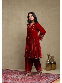 DOHR INDIA - Raabta Cherry Red Embroidered Silk Velvet Kurta with Pant