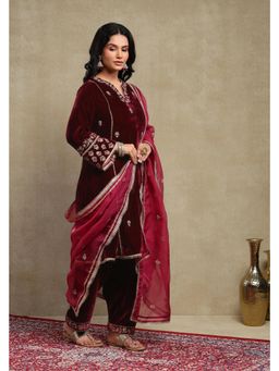 DOHR INDIA - Raabta Plum Embroidered Silk Velvet Kurta with Pant and Dupatta