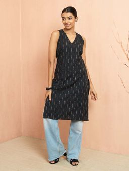Vastramay - Women Black Cotton Ikat Sleeveless Kurta