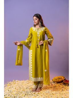 Heeposh - Women Green Embroidered Kurta with Pant and Dupatta (Set of 3)