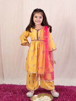 Fayon Kids - Yellow Cotton Three Fourth Sleeves Printed Kurta With Pant & Dupatta
