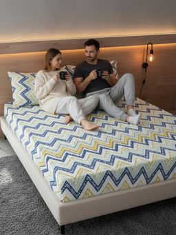 FABINALIV - Multicolour Geometric 300 TC Cotton Blend Super King Bedsheet with 2 Pillow Covers