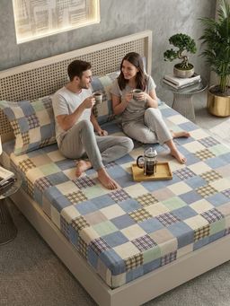 FABINALIV - Multicolour Geometric 300 TC Cotton Blend Super King Bedsheet with 2 Pillow Covers
