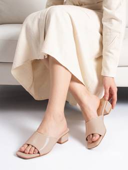 CHINRAAG - Women Cream Glossy Block Heels